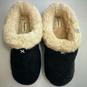 Dearfoam women’s slippers size medium black
